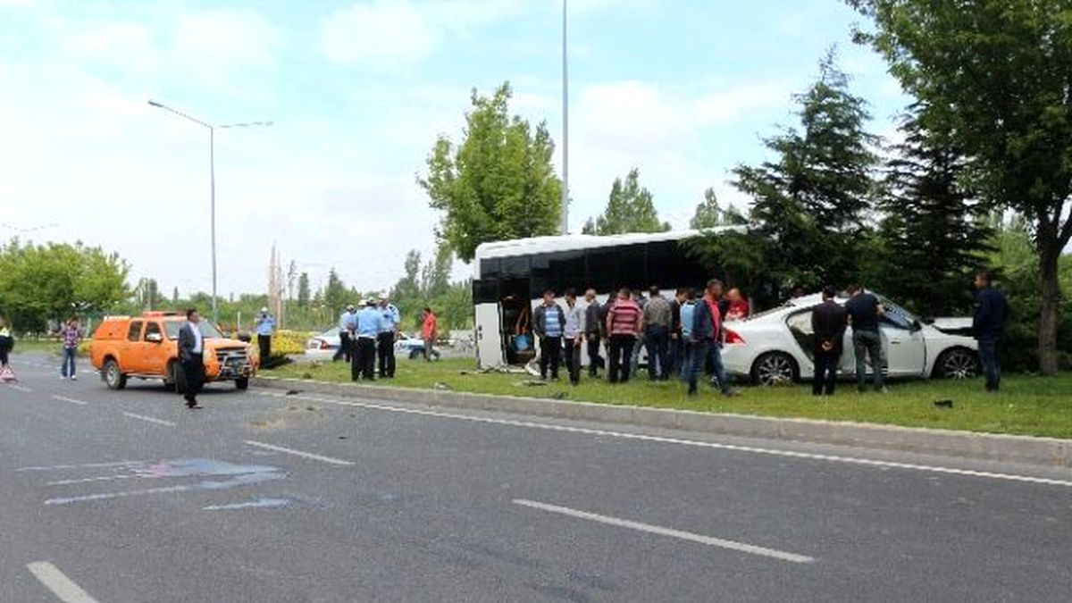 Niğde\'de Servis Aracı ile Otomobil Çarpıştı: 1 Yaralı