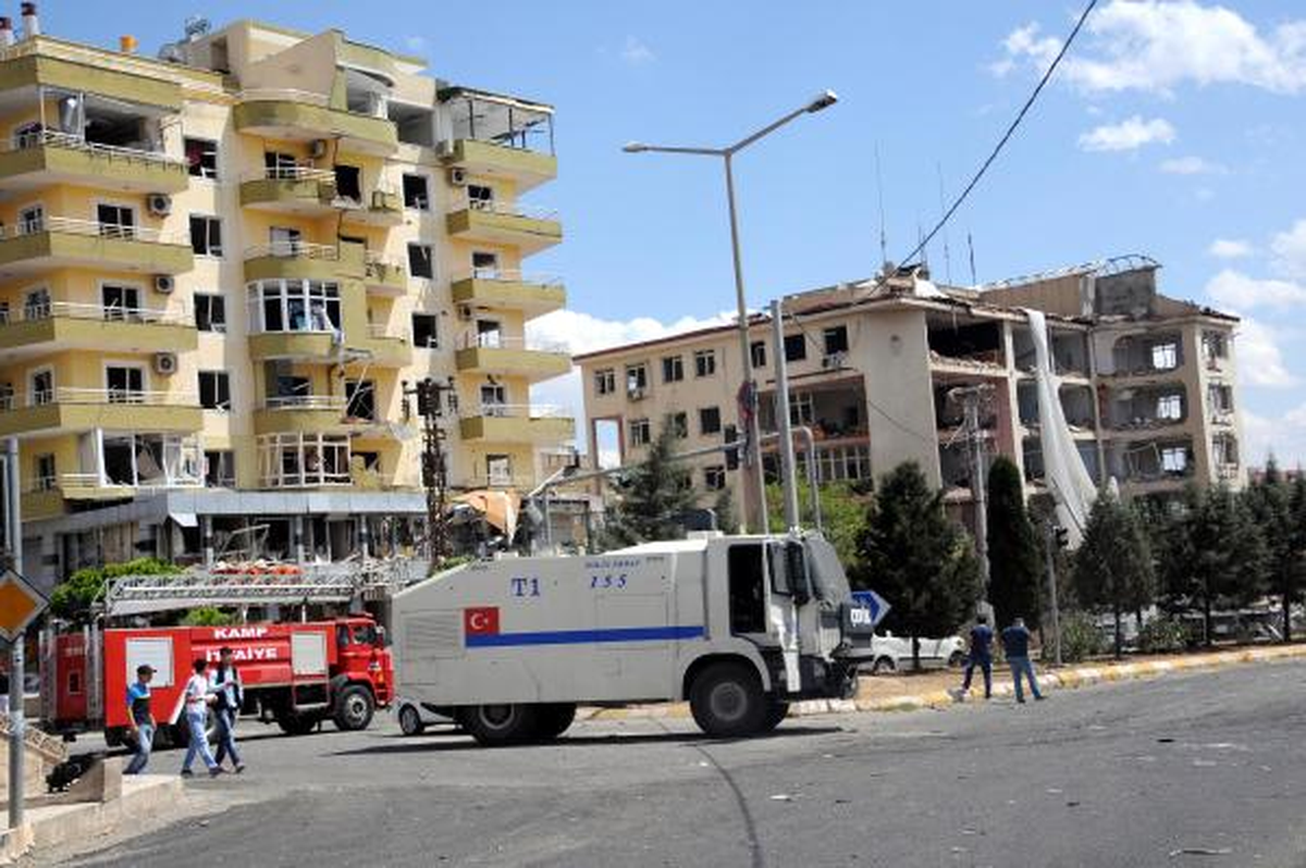 PKK'dan Midyat Emniyet Müdürlüğü'ne Bombalı Araçla İntihar Saldırısı: 1 Polis Şehit, 2 Sivil Öldü,...