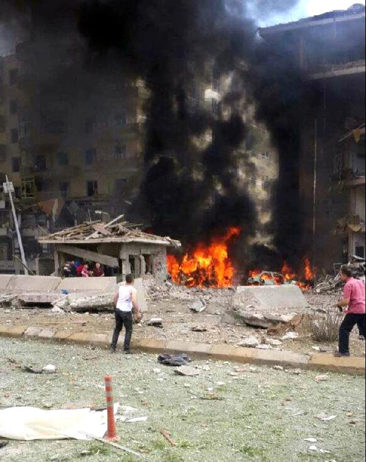 PKK\'dan Midyat Emniyet Müdürlüğü\'ne Bombalı Araçla İntihar Saldırısı: 1 Polis Şehit, 2 Sivil Öldü,...