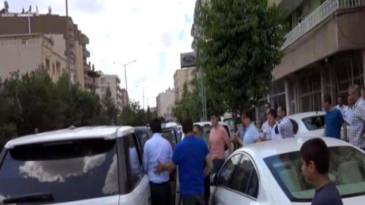 PKK\'dan Midyat Emniyet Müdürlüğü\'ne Bombalı Araçla İntihar Saldırısı: 2 Polis Şehit, 3 Sivil Öldü,...
