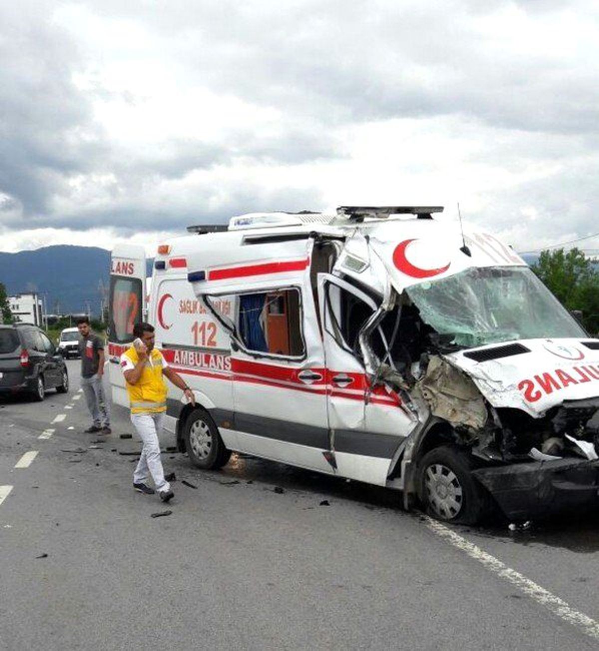 Sakarya\'da Ambulans ile Tır Çarpıştı