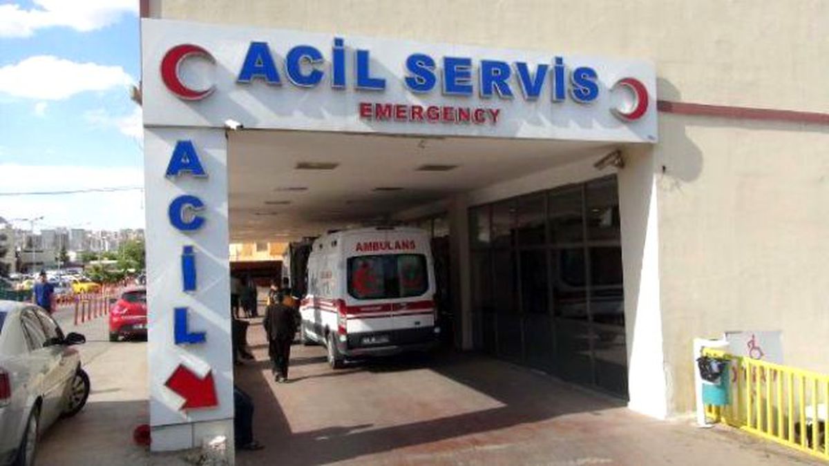 Şanlıurfa\'da Ambulans Bariyerlere Çarptı: 3 Yaralı