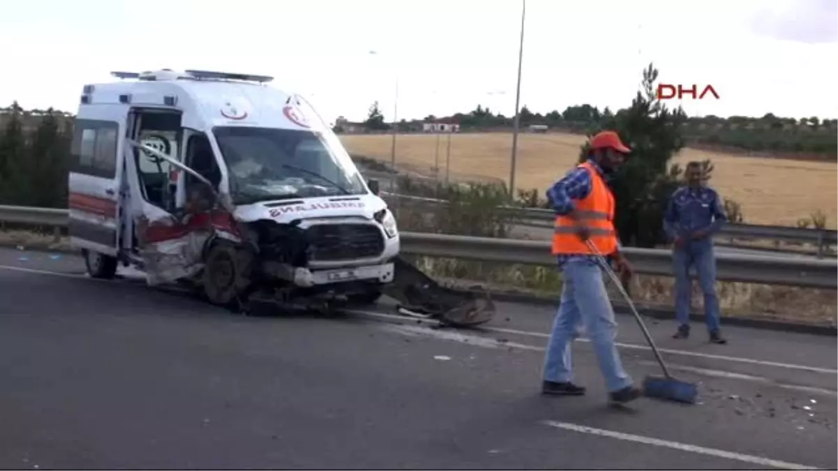 Şanlıurfa?da Ambulans Bariyerlere Çarptı: 3 Yaralı