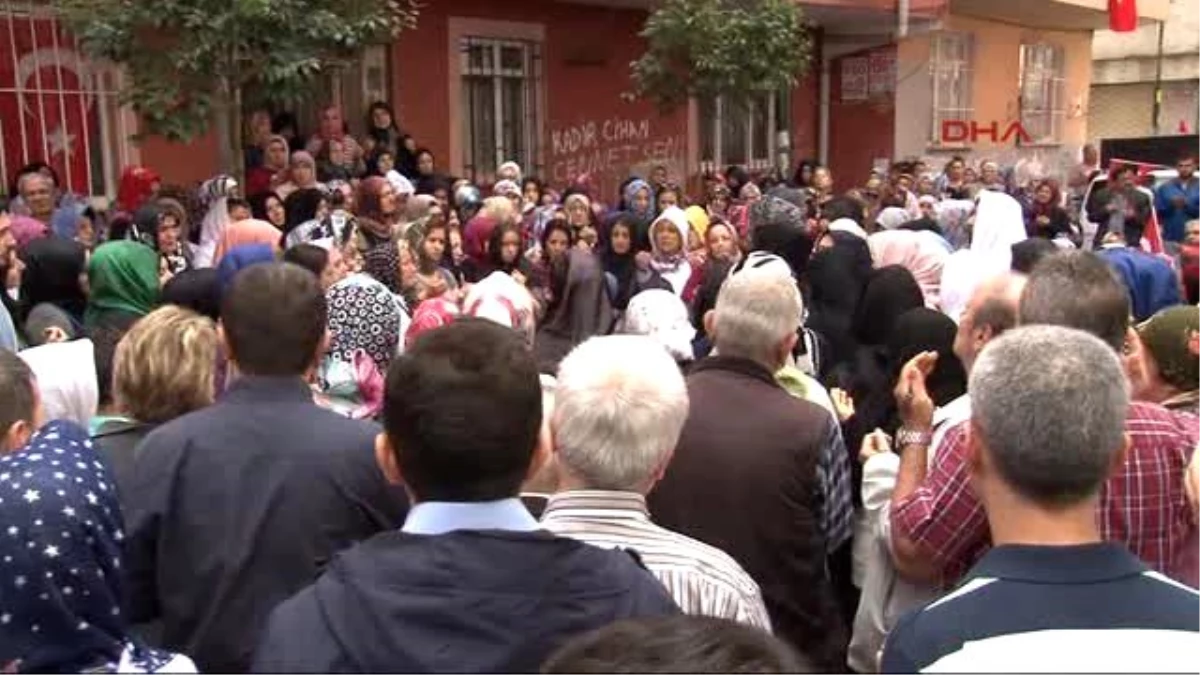 Şehit Polis Kadir Cihan Karagözlü\'nün Helallik İçin Cenazesi Evinin Önüne Getirildi