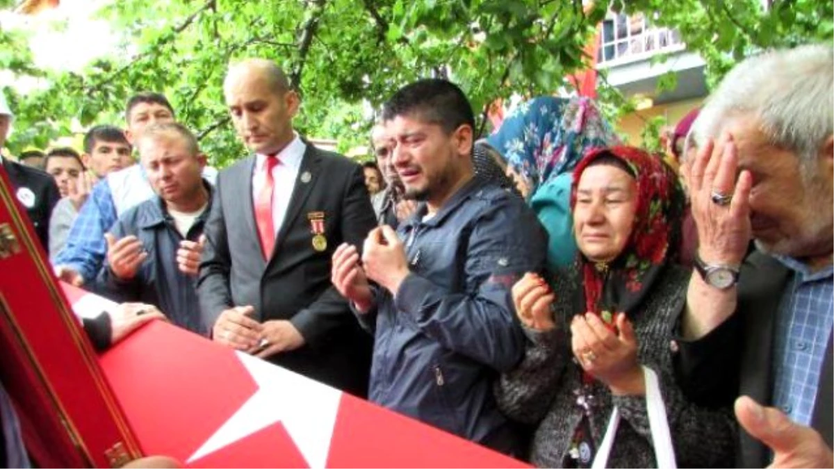 Şehit Polis Yaşar Özlem\'i, Sandıklı\'da 10 Bin Kişi Uğurladı