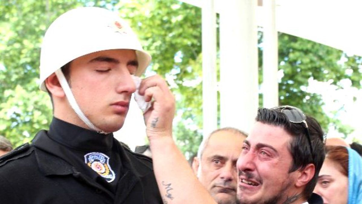 Şehit Polislerin Cenazesinde Duygu Dolu Anlar