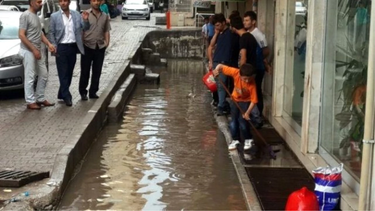 Siirt\'te Ev ve İş Yerlerine Su Bastı