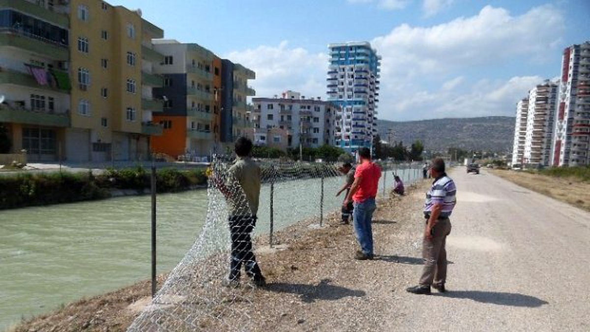 Silifke\'de Sulama Kanalına Tel Örgü Çekildi