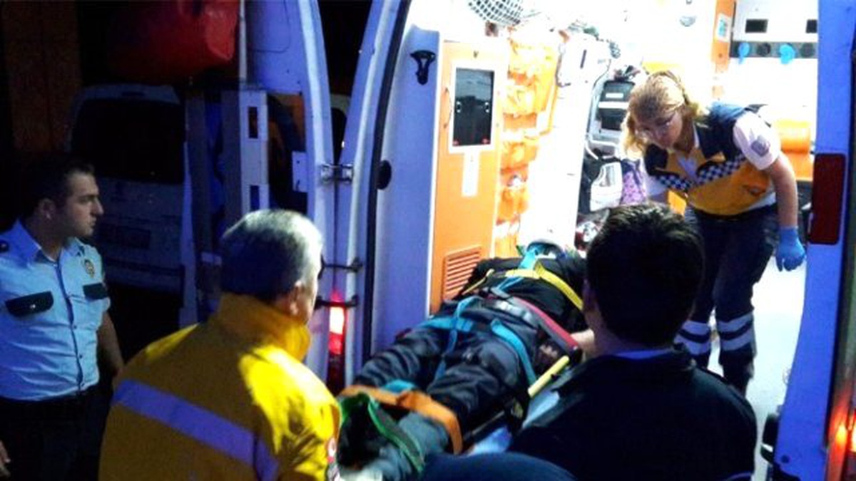 Şoka Giren Sürücü Otomobilin Camı Kırılarak Çıkartıldı