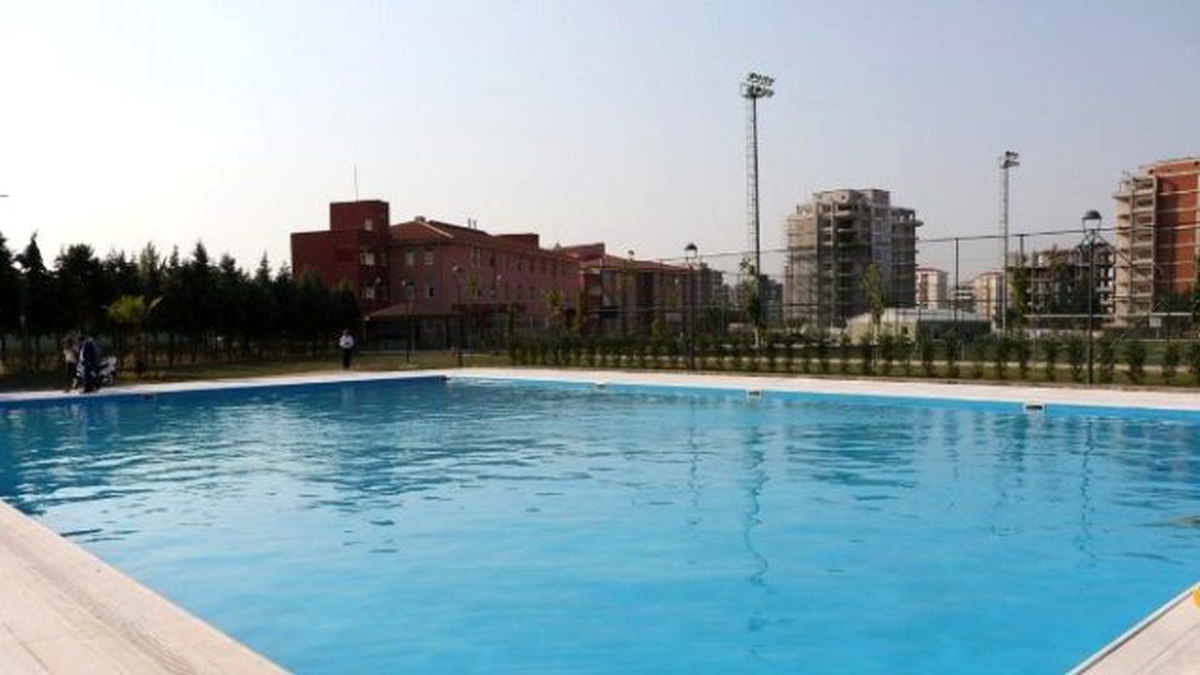 Spor Kompleksi Yüzme Havuzunda Sezon Açıldı