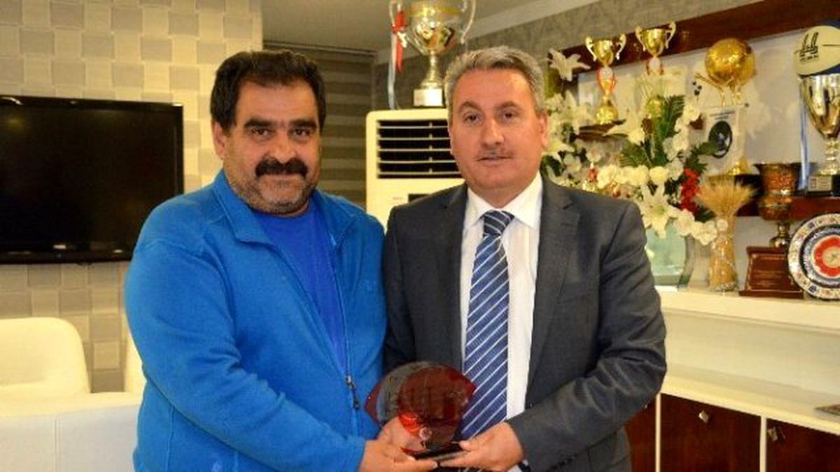 Taşkesenligil\'e Teşekkür Plaketi
