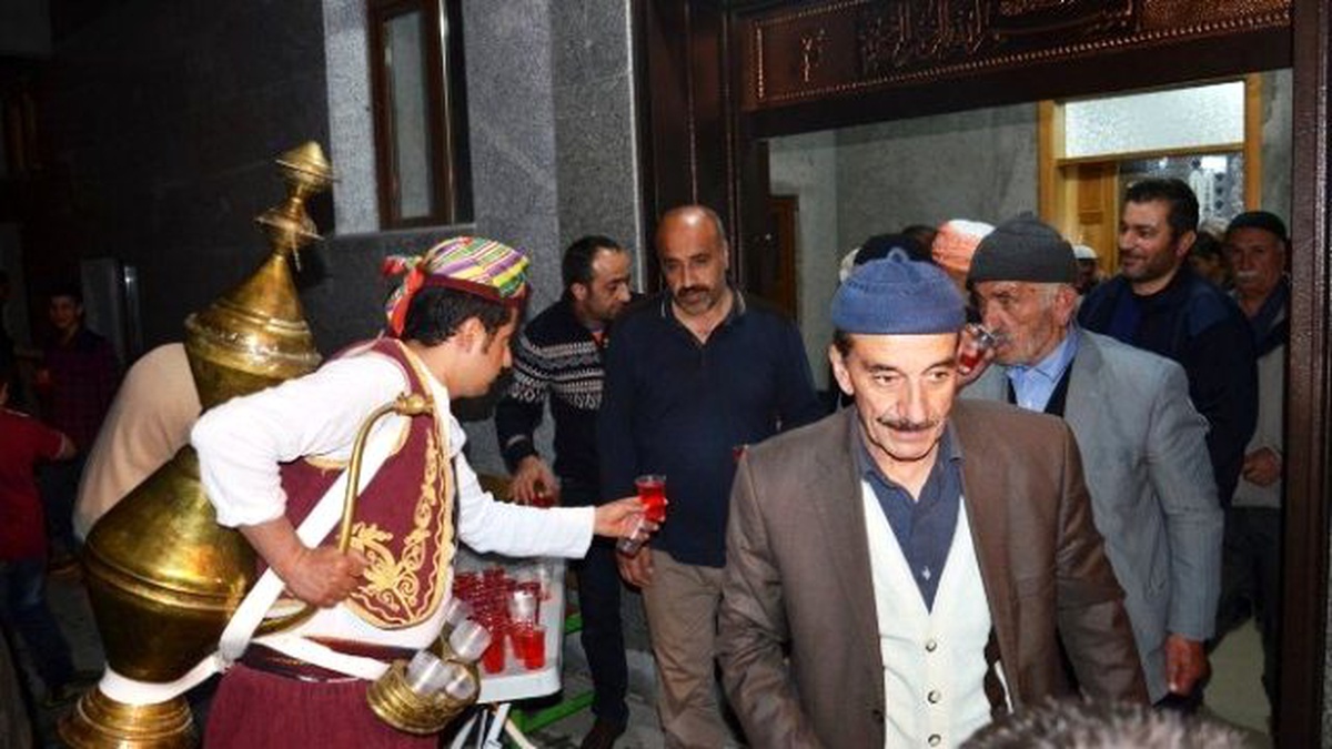 Tatvan\'da Teravih Sonrası Osmanlı Şerbeti Dağıtılıyor