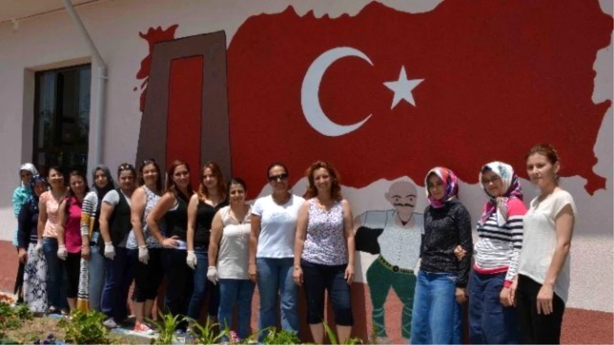Terör Olaylarını Protesto Etmek İçin Şehidin İsminin Verildiği Okula Türk Bayrağı Resmettiler