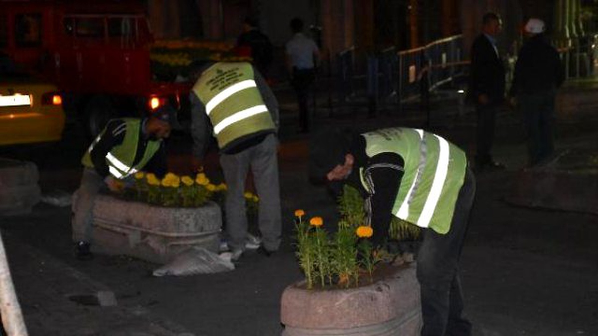 Terörün İzleri Yıkanarak Temizlendi, İş Yerlerine Türk Bayrakları Asıldı