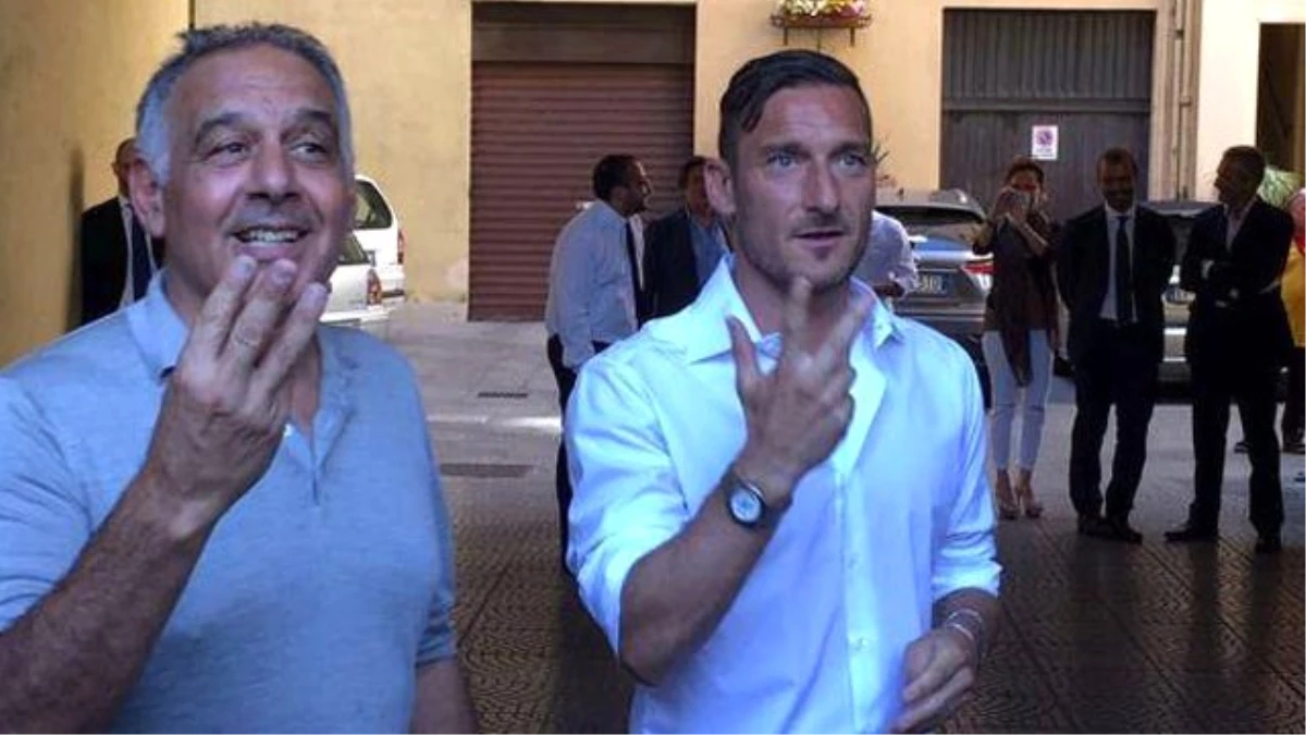 Totti Roma\'yla 1 Yıl Daha Sözleşme İmzaladı