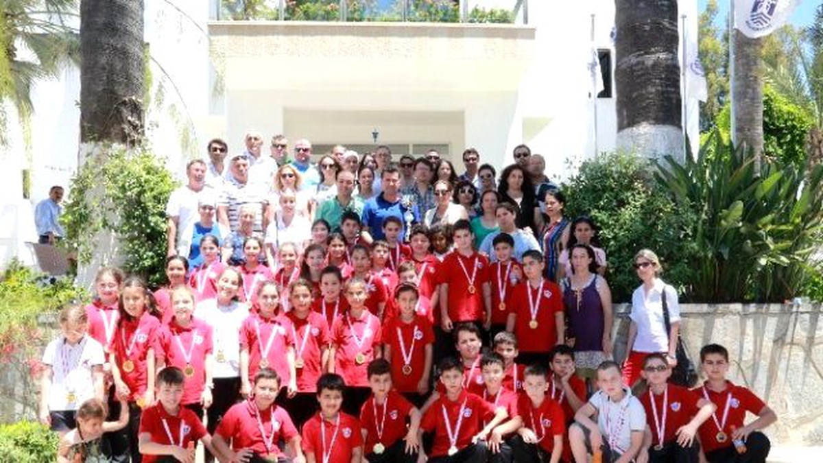 Türkiye Şampiyonu Karyaçiçekleri\'nden Başkan Kocadon\'a Ziyaret