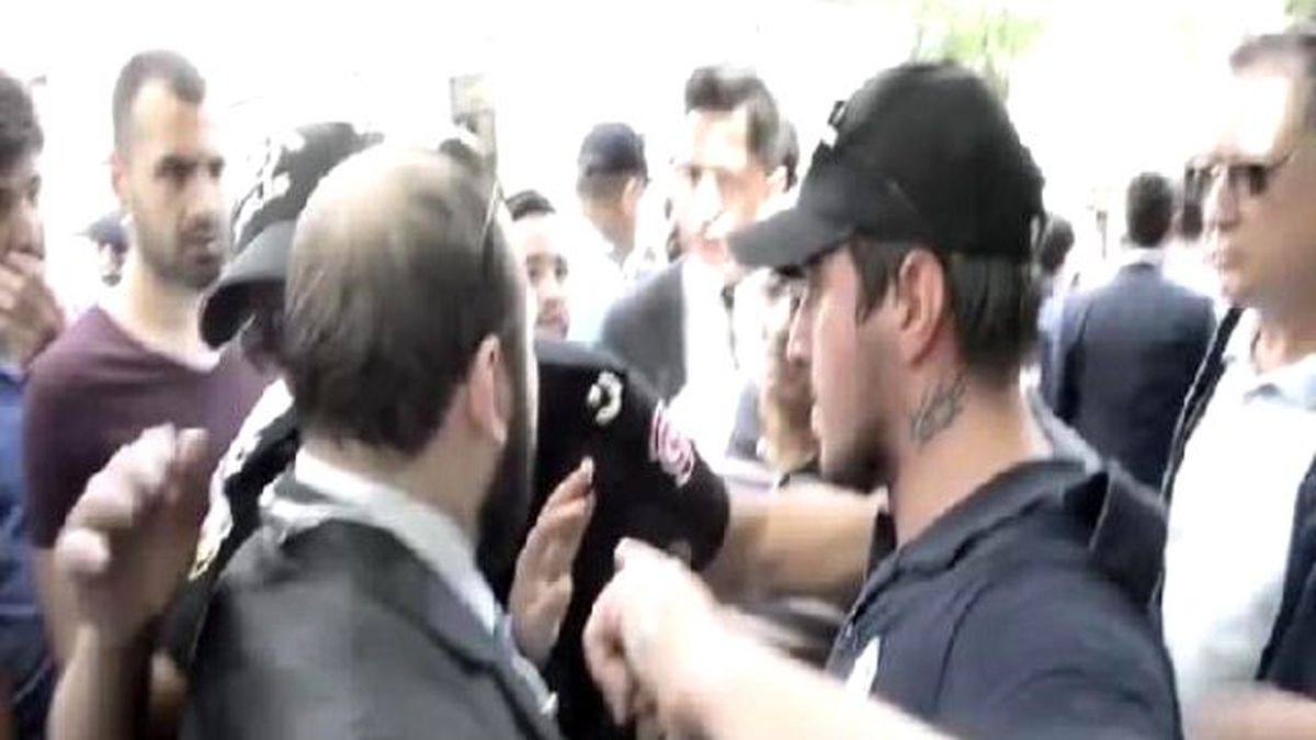 Üzerinde Çevik Kuvvet Polislerinin Giydiği Üniforma ile Kılıçdaroğlu\'nu Protesto Ederken Gözaltına...