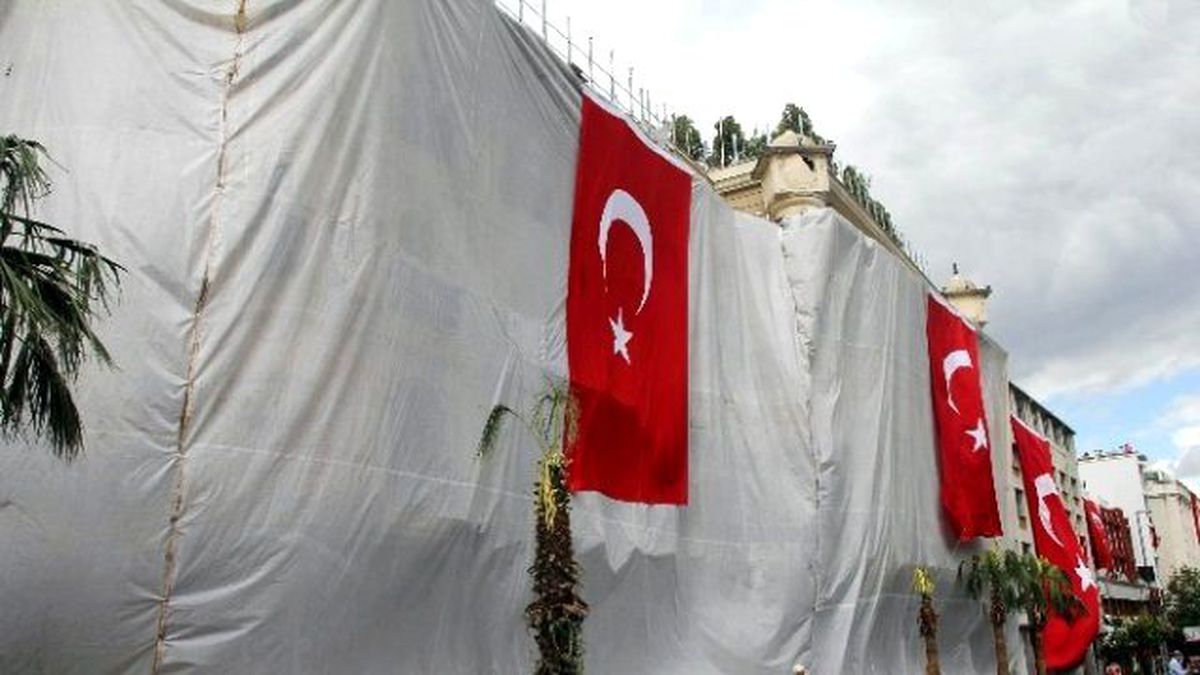 Vezneciler\'de Terörün İzleri Siliniyor