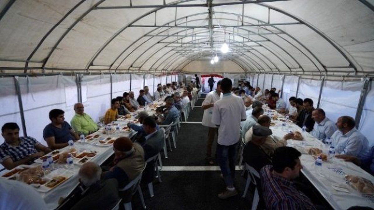 Adıyaman Belediyesi\'nden Hastane Önünde 350 Kişilik İftar Çadırı