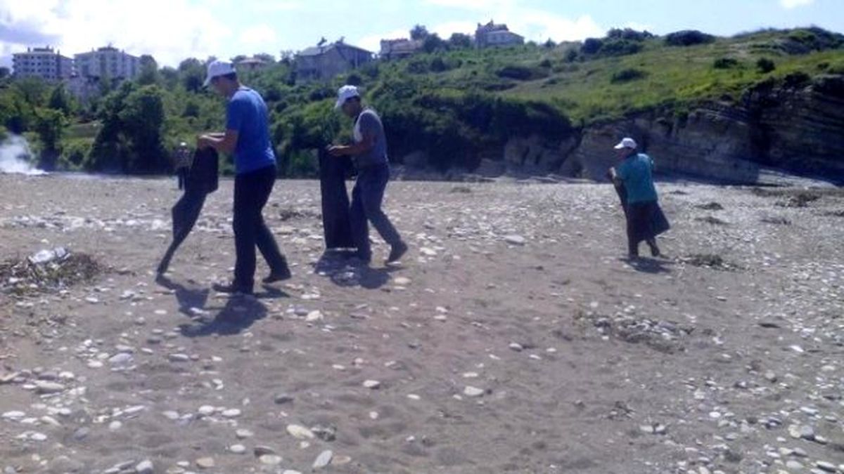 Akçakoca Belediyesi Plajları Temizliyor