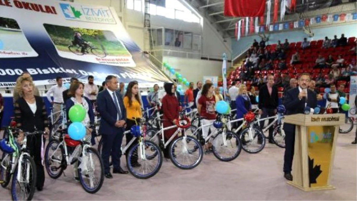 Bakan Özhaseki, İzmit\'te Öğretmenlere Bisiklet Dağıttı