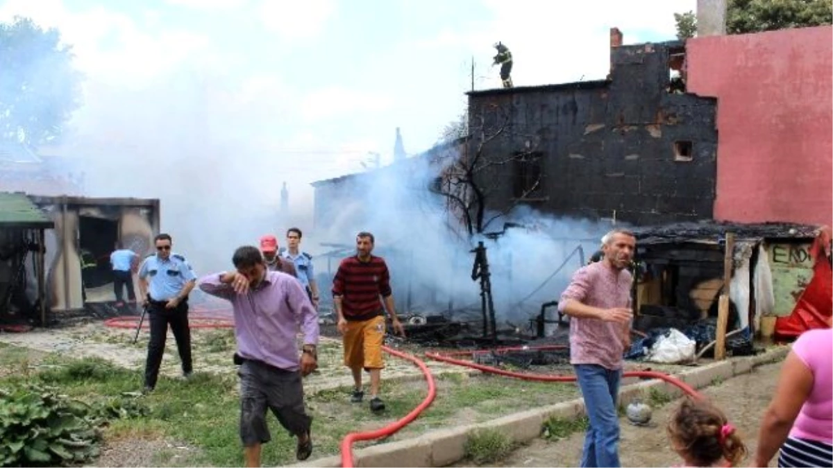 Barakada Çıkan Yangında 5 Ev Zarar Gördü