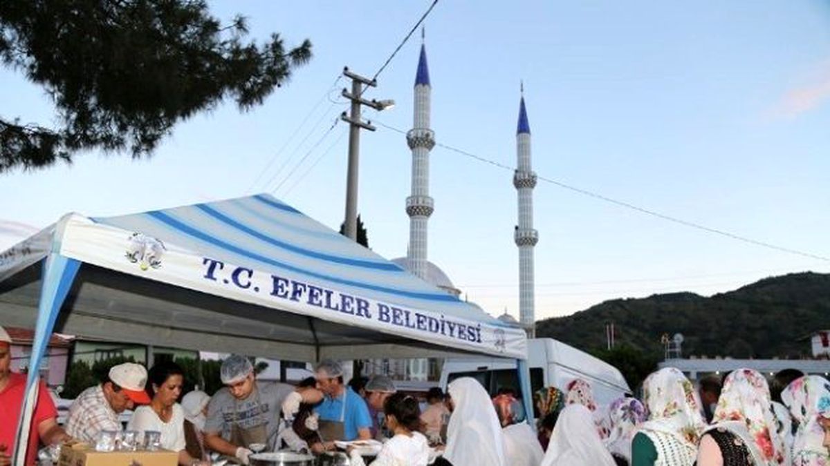 Başkan Özakcan, İftar Sofralarında Vatandaşlarla Buluşuyor