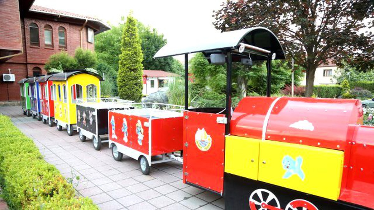 Biri Çocuklara, diğeri asfalt çalışmaları için…