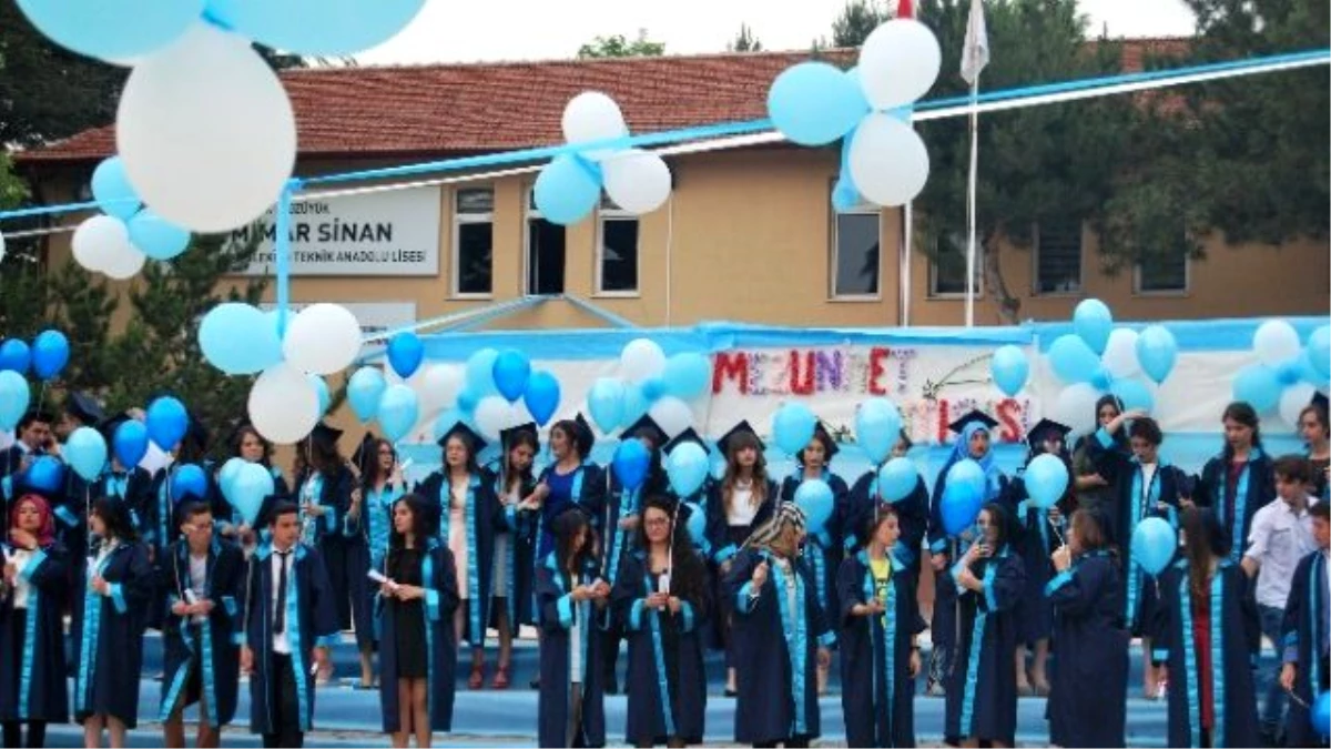 Bozüyük Mimar Sinan Mesleki ve Teknik Anadolu Lisesi\'nde Mezuniyet Töreni