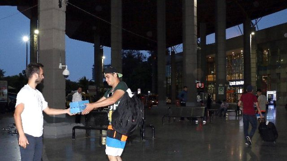 Büyükşehir Yolcuları Otogarda İftarlık Kumanya ile Karşılıyor