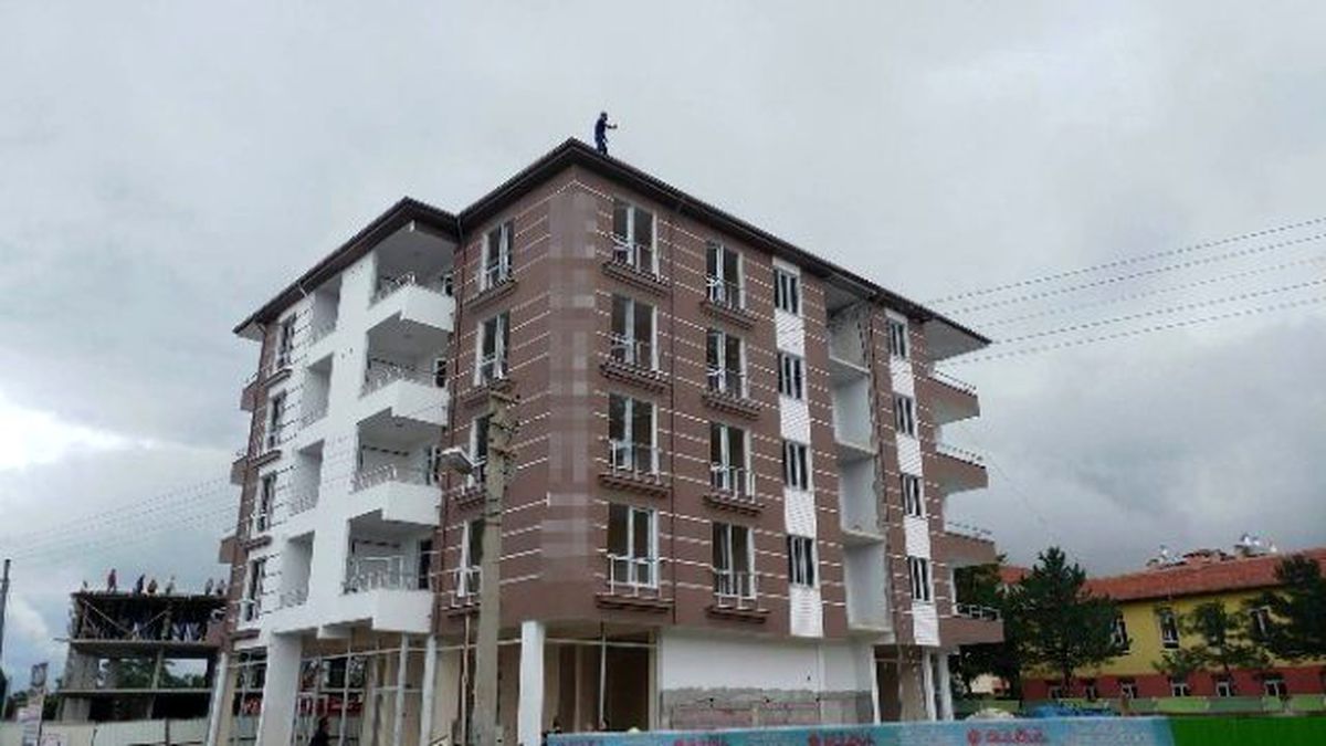 Çatıya Çıkarak İntihar Girişiminde Bulundu