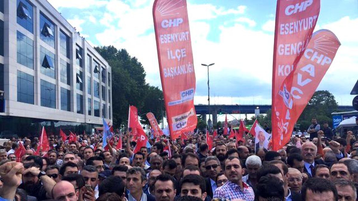 CHP'liler Sokağa İndi, Polis Müdahale Etti