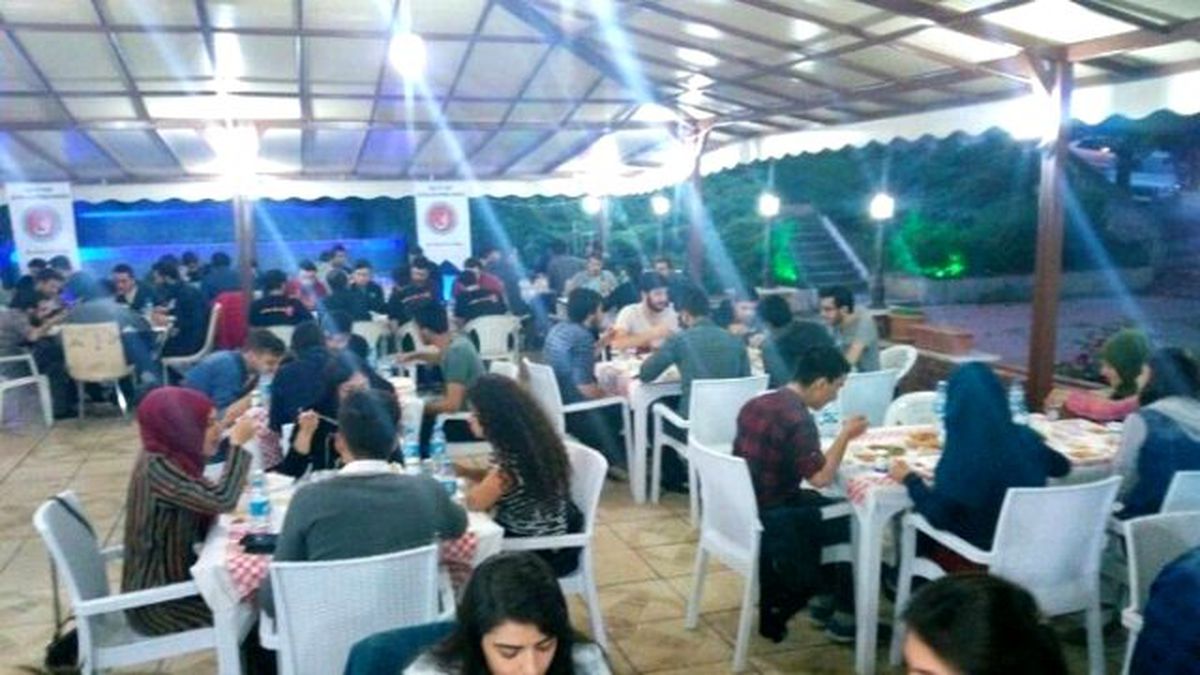 Dernek Yöneticilerinden Öğrencilere İftar