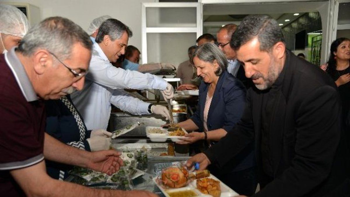 Eş Başkanlar Vatandaşlarla Birlikte Oruçlarını Açmaya Devam Ediyor