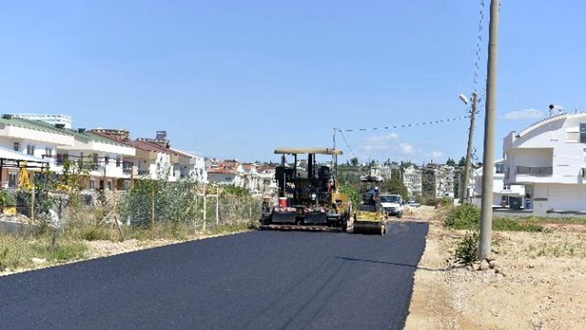 Güzeloba Mahallesi\'nde Sıcak Asfalt Çalışması