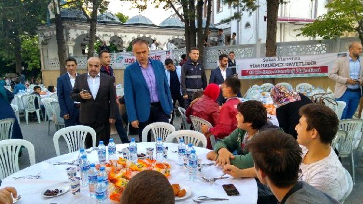 İftar Sokakta, Yemekler Porselen Tabakta