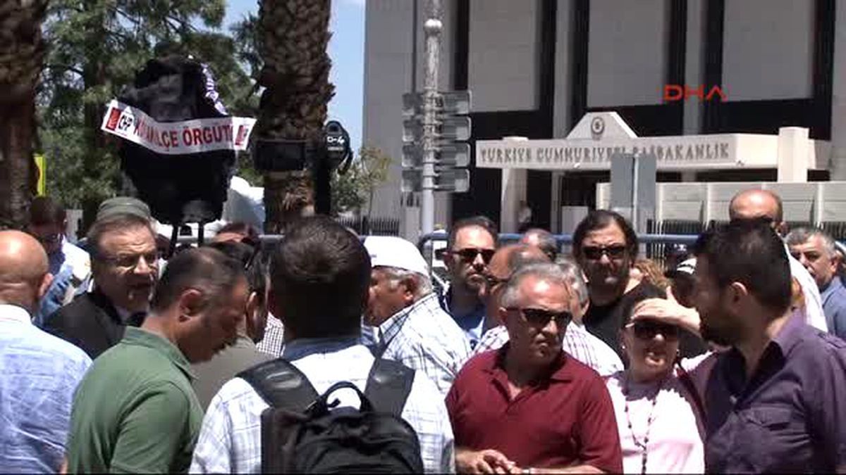 İzmir\'deki Başbakanlık Ofisine Siyah Çelenk Bırakma Krizi