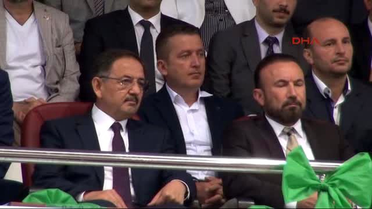 Kocaeli Bakan Özhaseki, İzmit\'te Öğretmenlere Bisiklet Dağıttı