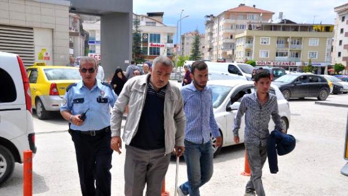 Köpeğe Çarpmamak İçin Fren Yapan Minibüse Otobüs Çarptı: 19 Yaralı