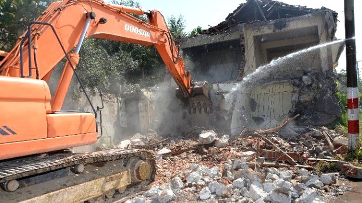 Körfez\'de Metruk Binalar Yıkılıyor