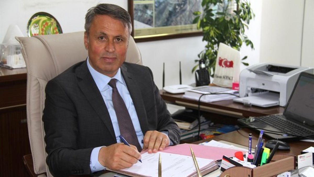 Maaşıyla Burs Veriyor Makam Aracı Kullanmıyor
