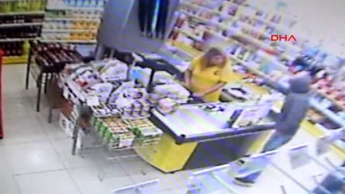 Manisa Marketten Silahlı Soygun Kamerada