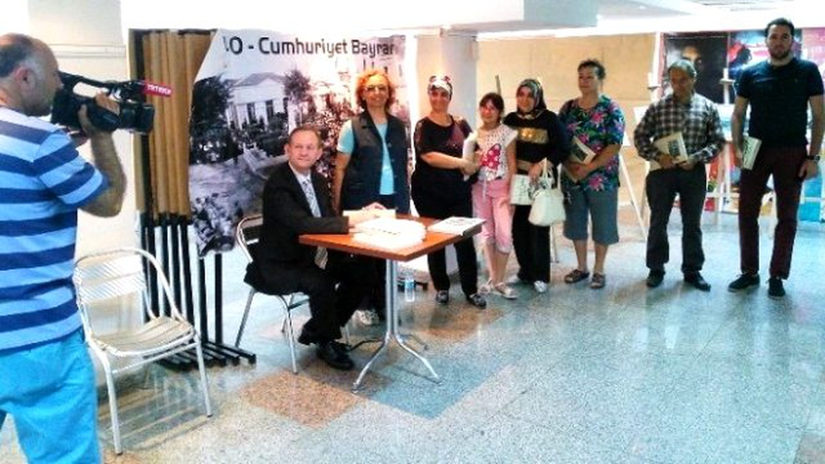 Menemen Tarihini Bin 325 Adet Fotoğrafla Bir Kitapta Anlattı