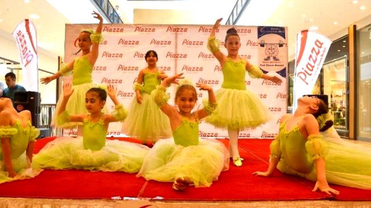 Miniklerden Büyüleyen Bale Gösterisi