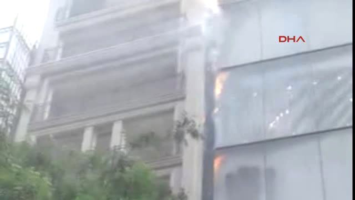 Nişantaşı\'nda 6 Katlı Mağazada Yangın