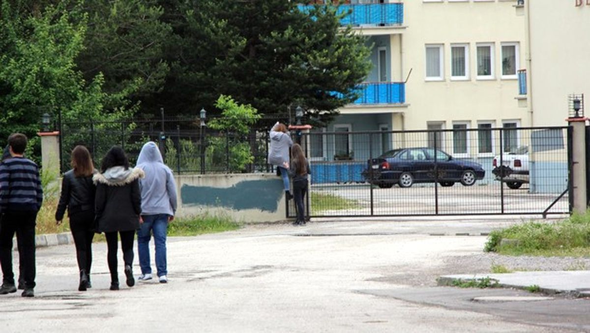 Öğretmenler Kapıdan Atlayıp Okula Gidiyor