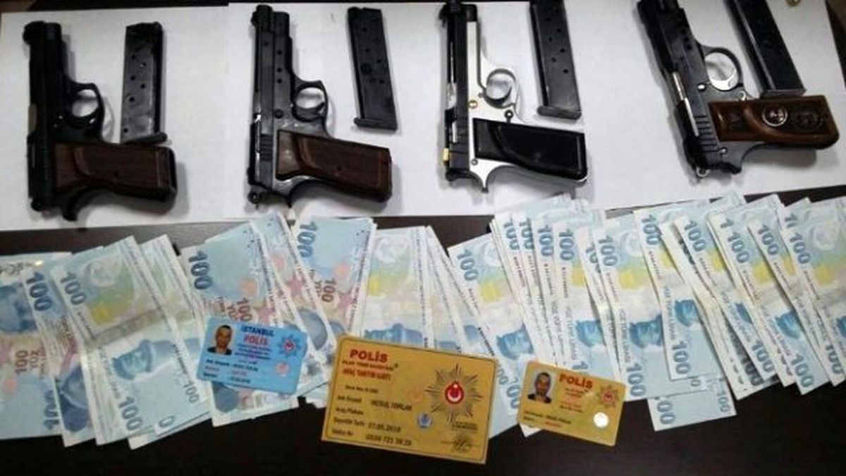 Otomobilde Ruhsatsız Silah ve Sahte Polis Kimliği Ele Geçirildi