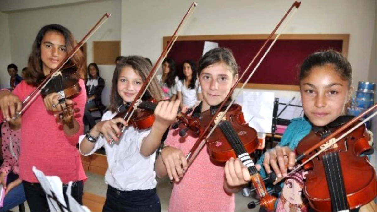 Müzik Öğretmeni Köy Çocuklarının Hayalini Gerçekleştirdi