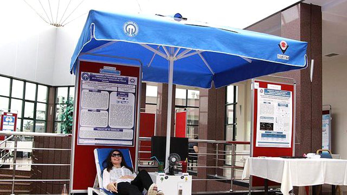 Öğrenciler Plajda Güvenlik ve Şarj Sorununa Şemsiyeli Çözüm Ürettiler