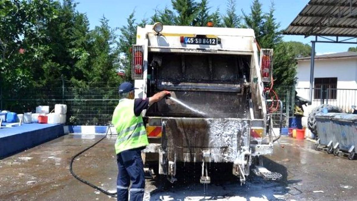 Salihli\'de Çöp Konteynırları Temizleniyor